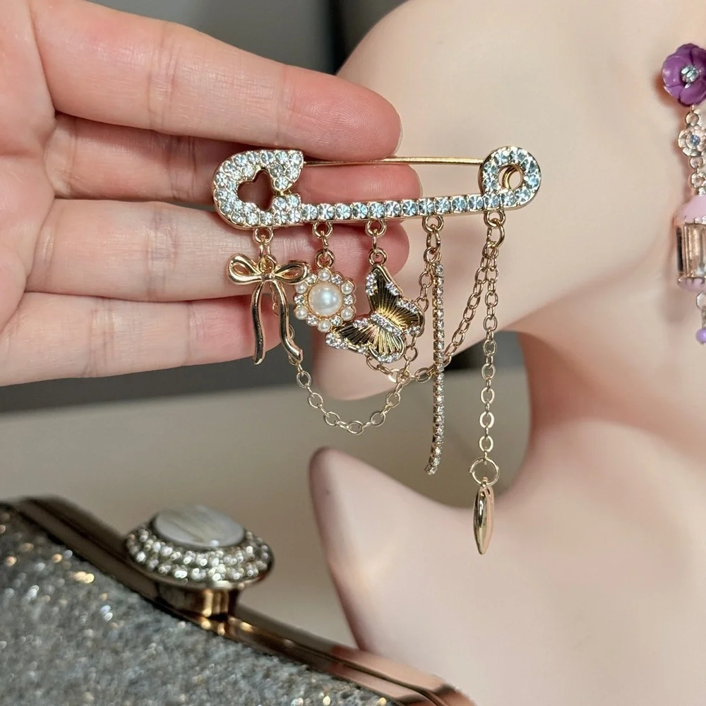 ⚜️ Gold Butterfly Charm Brooch